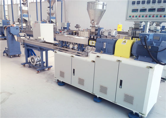 China Máquina dobro da extrusora da escala de laboratório do parafuso com a saída 5-10kg/hr altamente eficiente fornecedor