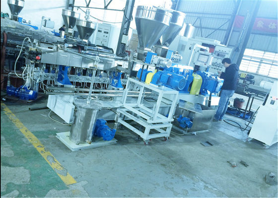 China Extrusora de parafuso dupla do torque da altura com sistema da peletização da costa para o enchimento Masterbatch fornecedor